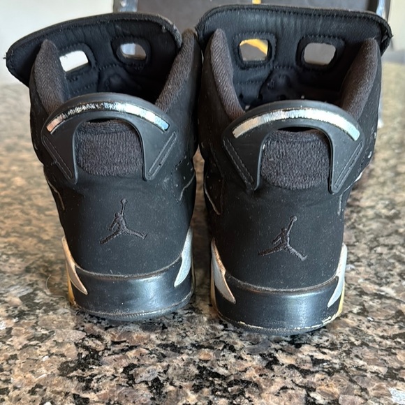 Jordan Black and Gold High-Top Sneakers 7Y - Picture 4 of 12